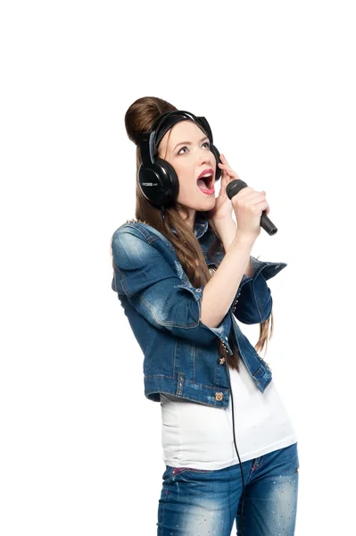 Mooi meisje met een microfoon en hoofdtelefoon — Stockfoto