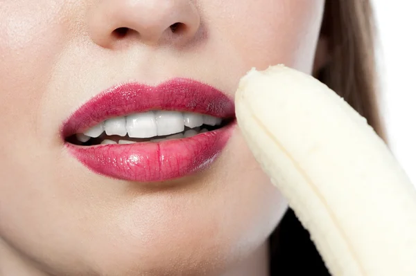 Meisje dat een banaan eet — Stockfoto