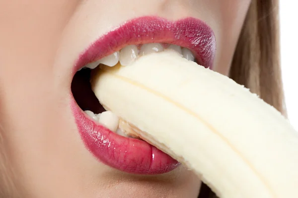 Flicka äter en banan — Stockfoto