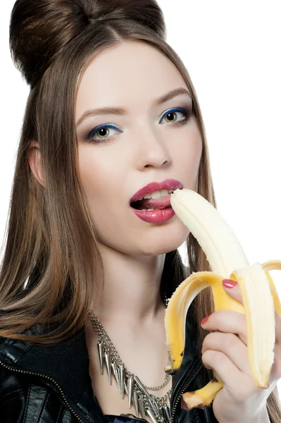 Flicka äter en banan — Stockfoto