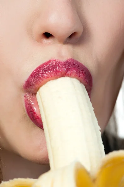 Ragazza mangiare una banana — Foto Stock