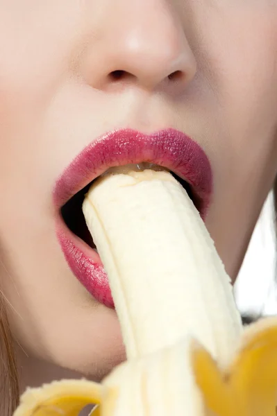 Ragazza mangiare una banana — Foto Stock