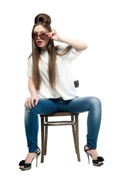 Sexy chica en jeans y una camiseta — Foto de Stock
