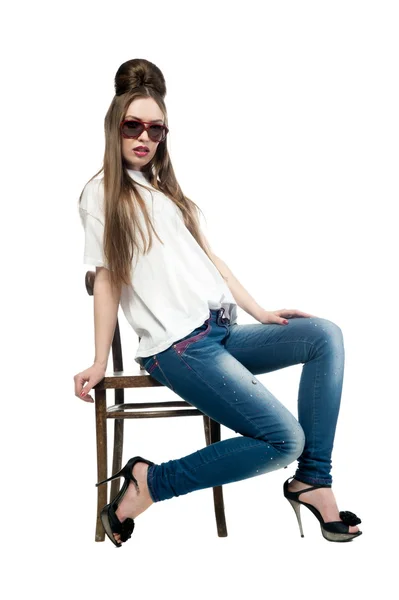 Sexig tjej i jeans och en T-shirt — Stockfoto
