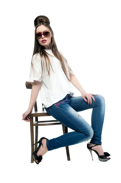 Сексуальная девушка в джинсах и футболке — стоковое фото