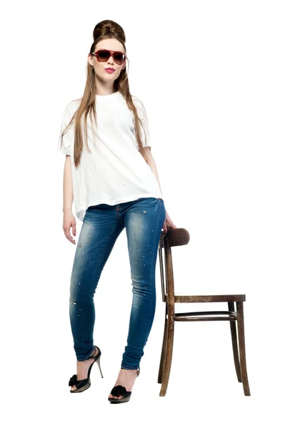 性感的女孩，穿着牛仔裤和一件 t 恤 — 图库照片