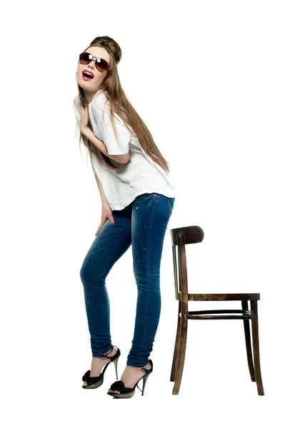Sexy meisje in jeans en een T-shirt — Stockfoto