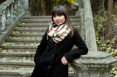 Sonbahar parkta poz kız