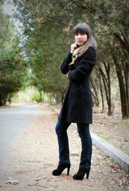 Sonbahar parkta poz kız