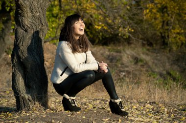 Sonbahar parkta poz kız