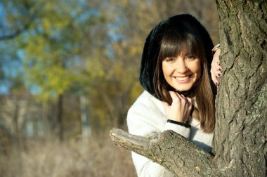 Sonbahar parkta poz kız