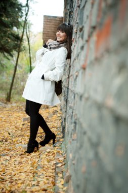 Eski duvar ile kız pozlar