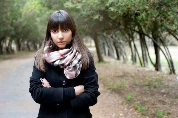 Ragazza posa nel parco autunnale — Foto Stock