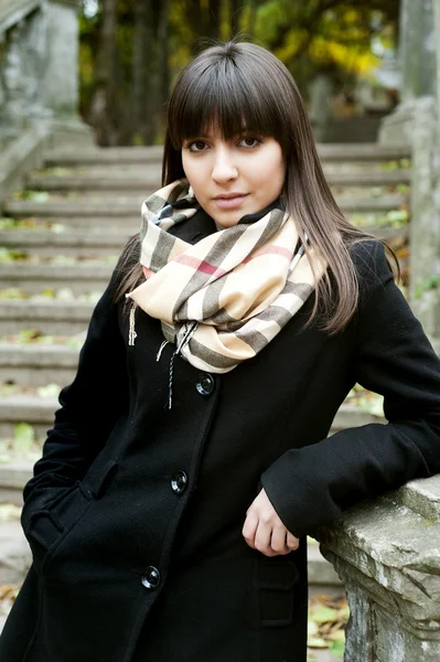 Menina posando no parque de outono — Fotografia de Stock