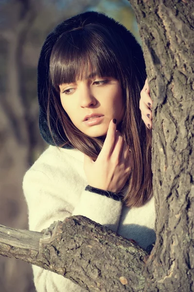 Ragazza posa nel parco autunnale — Foto Stock