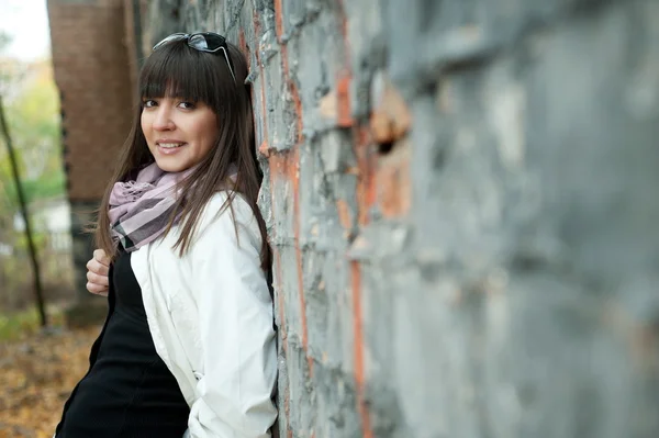 Chica posa con pared vieja —  Fotos de Stock