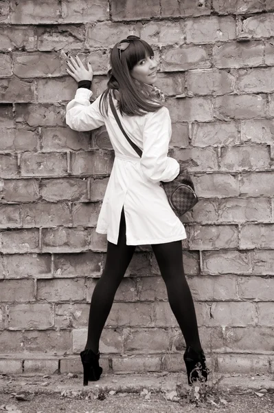 Chica posa con pared vieja — Foto de Stock