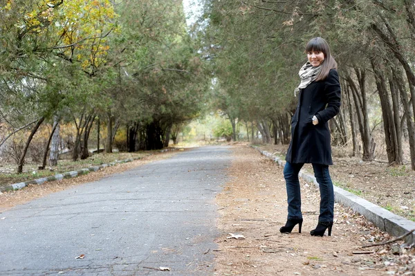 Girl posing in autumn park — Stock Photo, Image