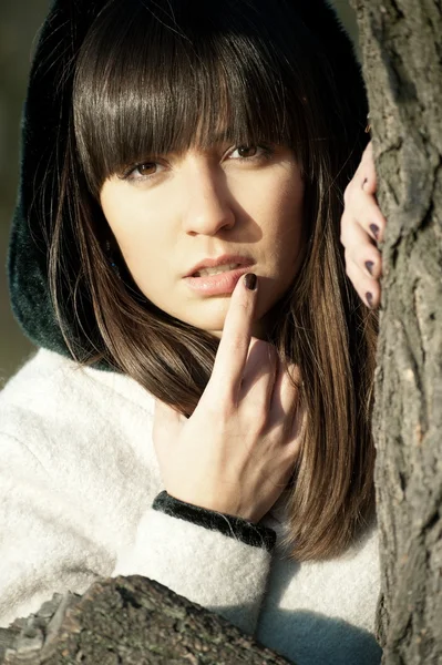 Ragazza posa nel parco autunnale — Foto Stock