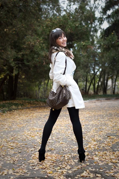 Meisje poseren in herfst park — Stockfoto