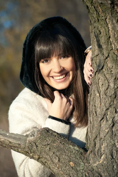 Ragazza posa nel parco autunnale — Foto Stock