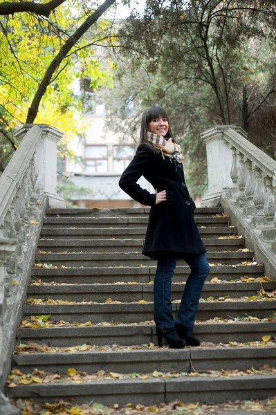 Mädchen posiert auf Treppe — Stockfoto