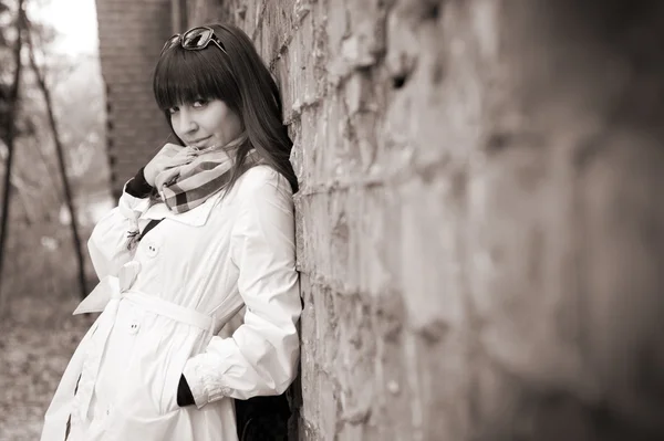 Girl poses with old wall — Stock Photo, Image