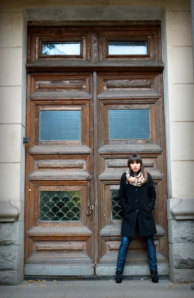 Mädchen posiert mit Holztür — Stockfoto