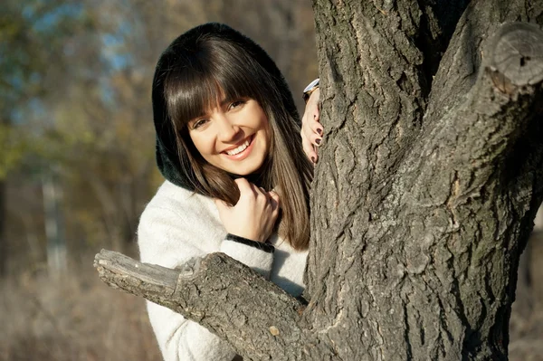 Ragazza posa nel parco autunnale — Foto Stock