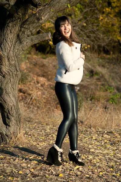 Girl posing in autumn park — Stock Photo, Image