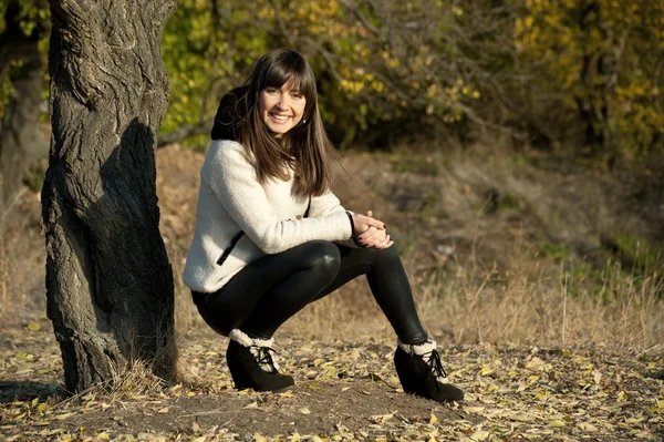 Morena menina posando no parque — Fotografia de Stock