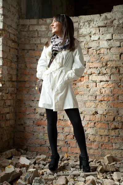 Girl poses with old wall — Stock Photo, Image