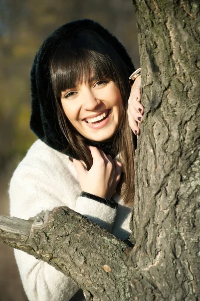 Ragazza posa nel parco autunnale — Foto Stock