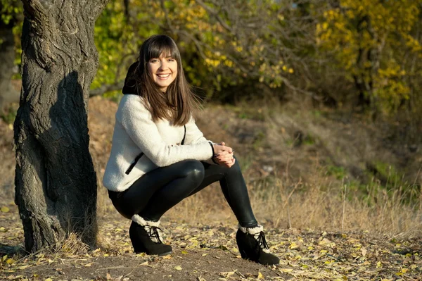 Ragazza posa nel parco autunnale — Foto Stock