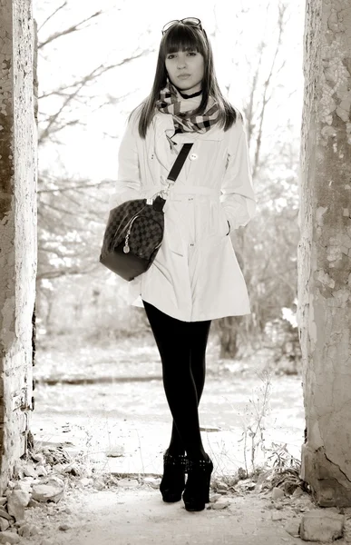 Girl poses with old walls — Stock Photo, Image