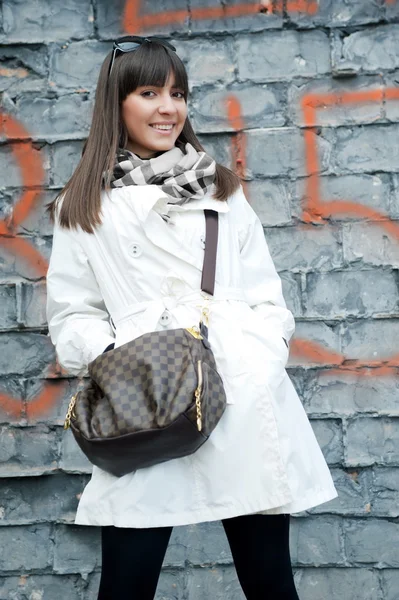 Mädchen posiert mit alter Mauer — Stockfoto