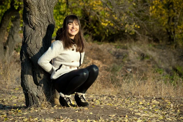 Girl posing in autumn park — Stock Photo, Image