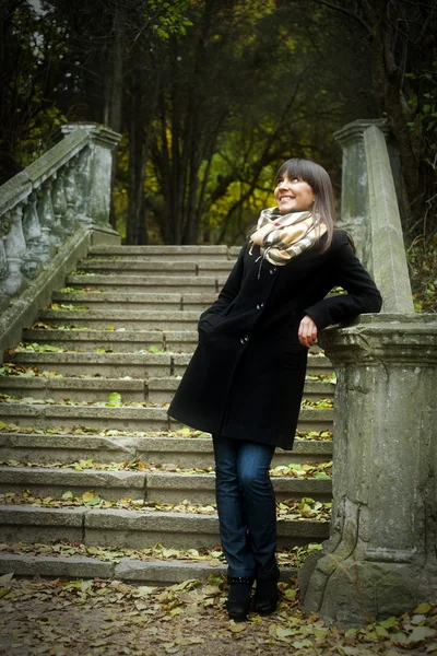 Meisje poseren in herfst park — Stockfoto