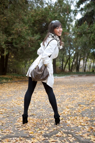 Meisje poseren in herfst park — Stockfoto