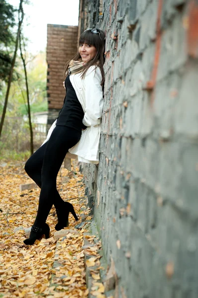 Mädchen posiert mit alter Mauer — Stockfoto