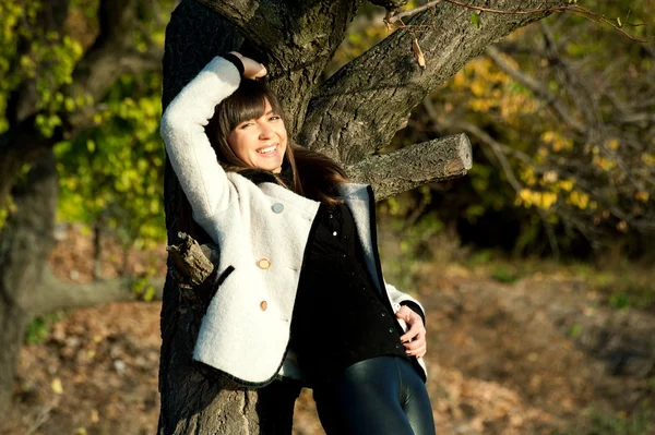 Mädchen posiert im Herbstpark — Stockfoto