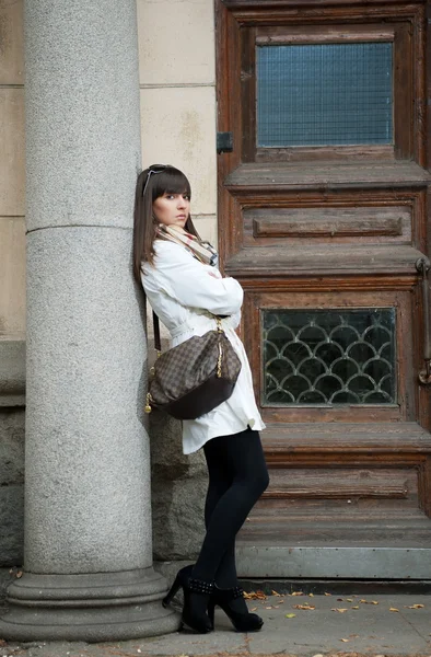 Brunette girl poses — Stock Photo, Image