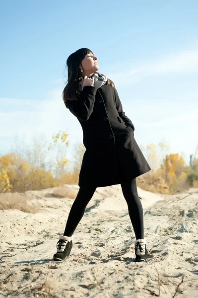 Brunette girl posing in park — Stock Photo, Image