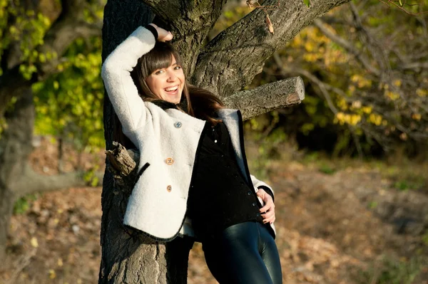 Girl posing in autumn park — Stock Photo, Image