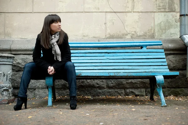 Mujer de abrigo negro — Foto de Stock