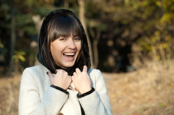 Ragazza posa nel parco autunnale — Foto Stock