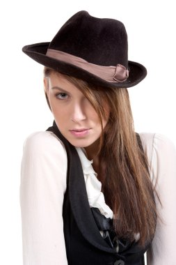 esmer şapkasıyla poz