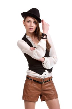 esmer şapkasıyla poz