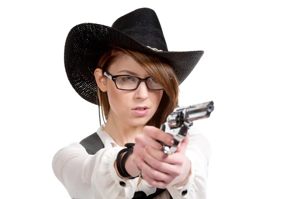 Brunette posant avec un pistolet — Photo