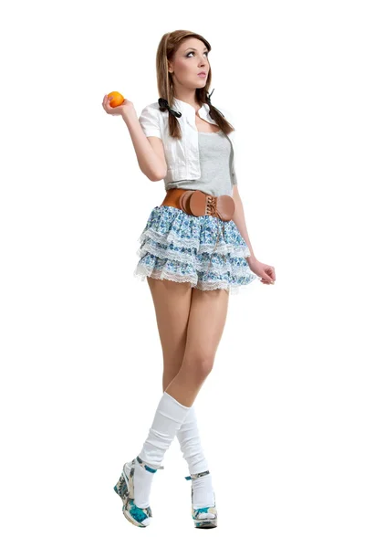 Morena posando con naranja —  Fotos de Stock